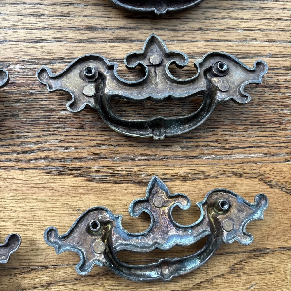 Vtg Keeler Brass Company Fleur De Lis Brass Patina Drawer Pull Handles Lot Of 8 - Picture 10 of 15